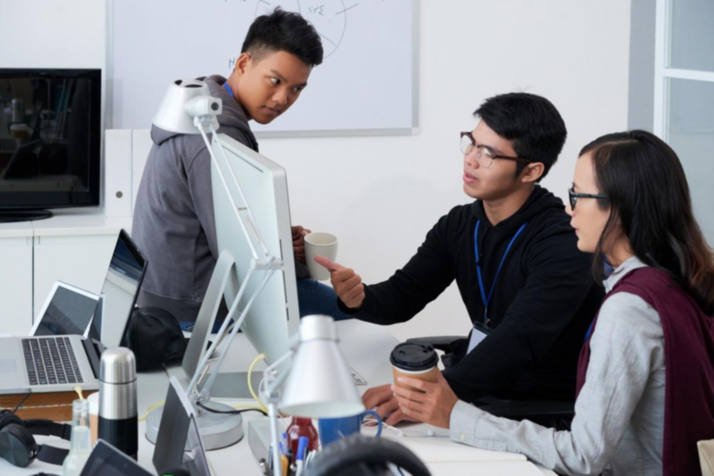Ambiente de trabajo técnico y colaboración